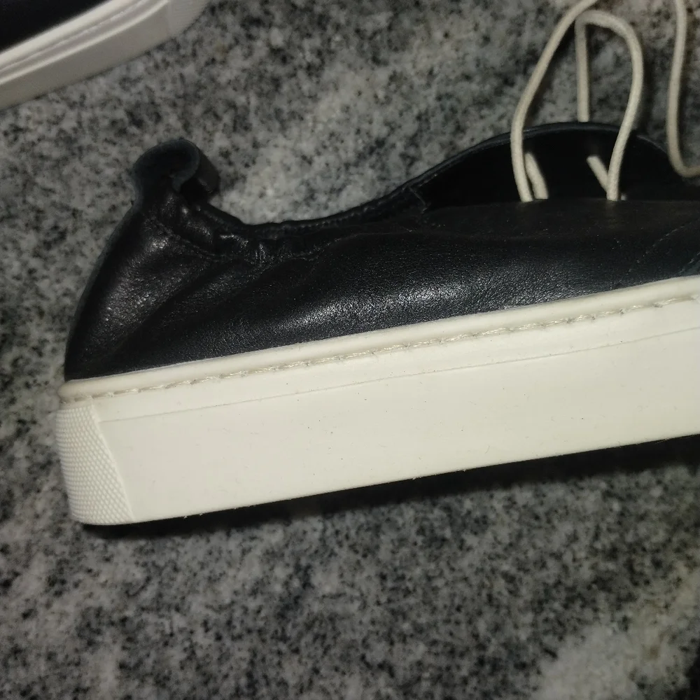 The Flexx NWT leather lace up sneaker size 8, black white laces